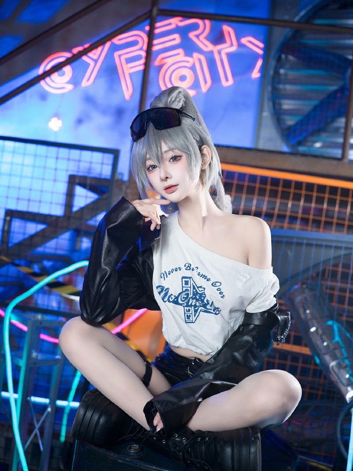 这个银狼小姐姐有点拽