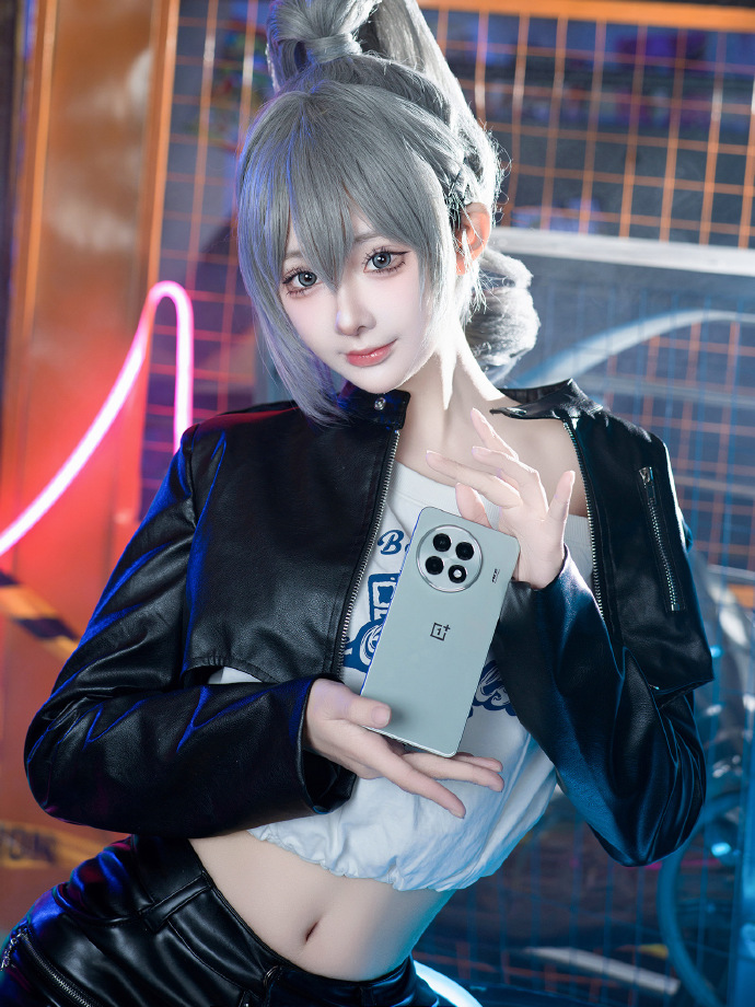 这个银狼小姐姐有点拽