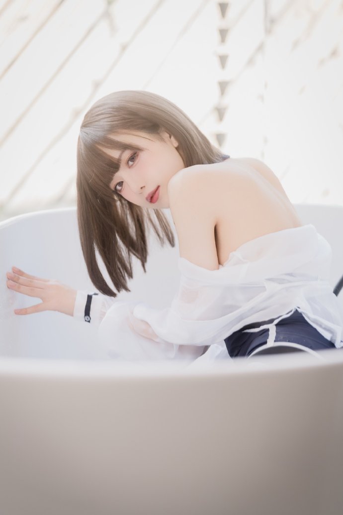 潮湿的水汽，和浴室里的我