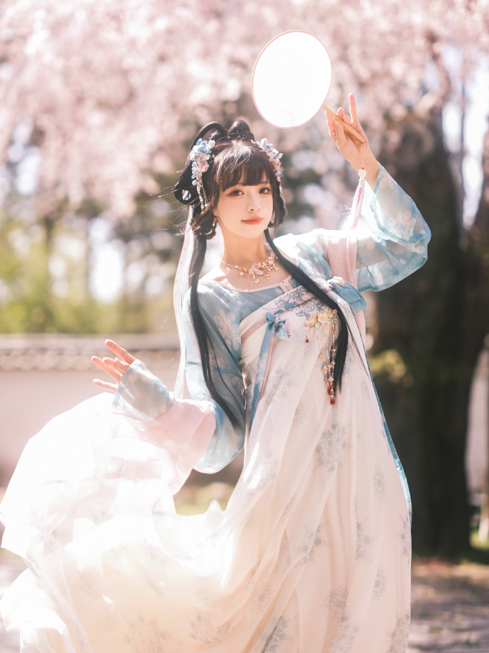 拍了汉服与樱花~